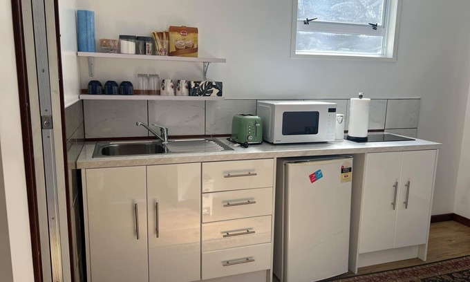 Gisborne Apartment | Comfortable and clean Unit with sunroom
