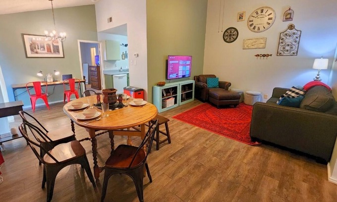 Great Northwest House | Comfortable and Cozy Family Vacation Home Near SeaWorld/Fiesta TX/Lackland AFB