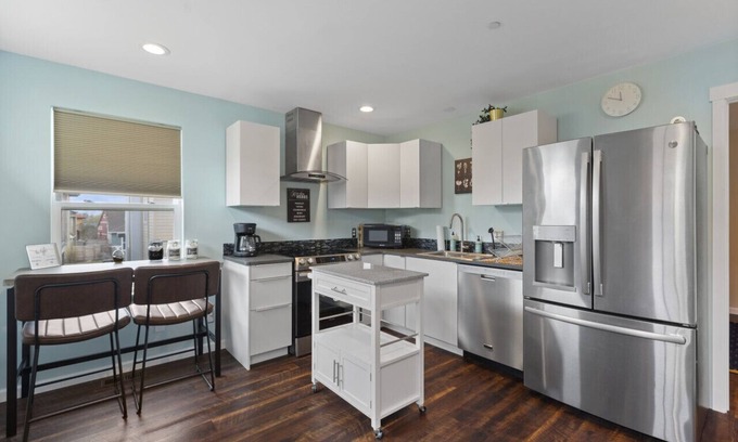 Old Town North Apartment | Comfortable and fully loaded apartment walking distance to Old Town.