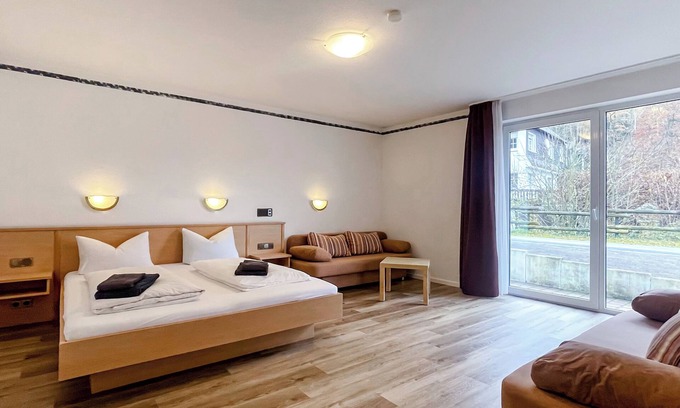 Zueschen Apartment | Comfortable and versatile room -perfect for relaxation, work and exchange