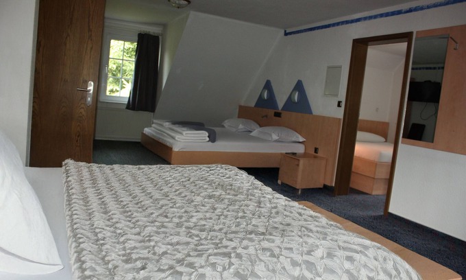 Zueschen Apartment | Comfortable and versatile room-perfect for relaxation, work and exchange