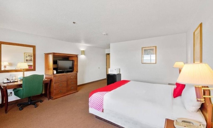 Portage Hotel | Comfortable Budget Room Near Indiana Dunes Trails & Beachfront Parks