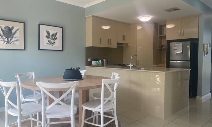 Glenelg East House | Comfortable, family sized, close to tram, explore the Festival City.