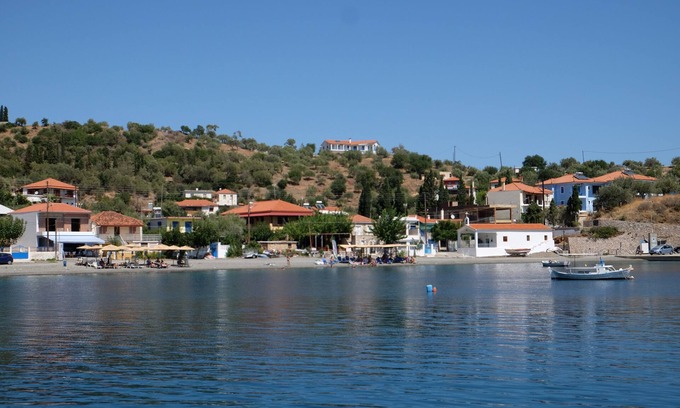 Sampatiki House | Comfortable house with garden, seaside, in a small fishing port