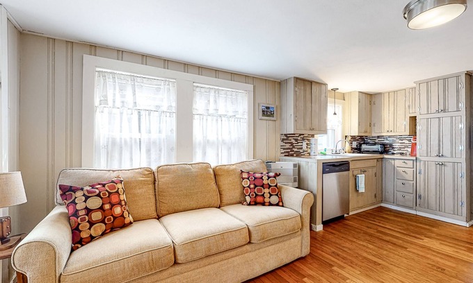 Hampton Condo | Comfortable home steps from beach with deck, grill, & washer/dryer