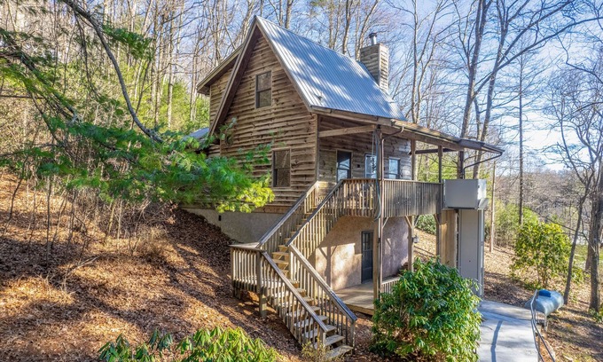 Highlands House | Comfortable mountain view cabin with TV, board games, & kitchenette