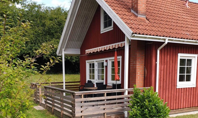 Krakow am See House | Comfortable vacation home with a sauna and whirlpool directly by the lake