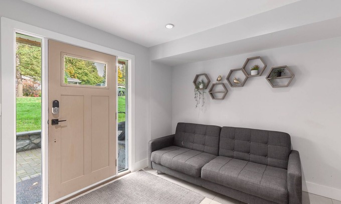 Garibaldi Highlands House | Comfy & Central~Group Getaway~ Entire Home ~Covered Patio~ 5 BDRM 4 BTH w/ A/C