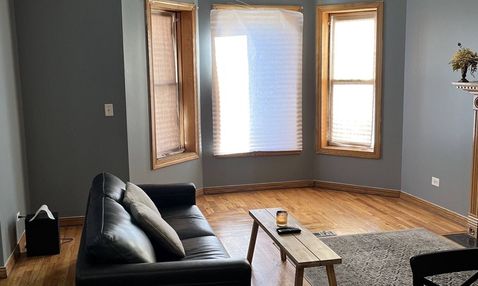 Woodlawn Condo | Comfy Chicago Condo w/ 2 BR and 2 BA near Beach & Museum of Science and Industry