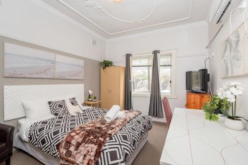Mascot House | Comfy Ensuite Queen Room - Nearby Airport