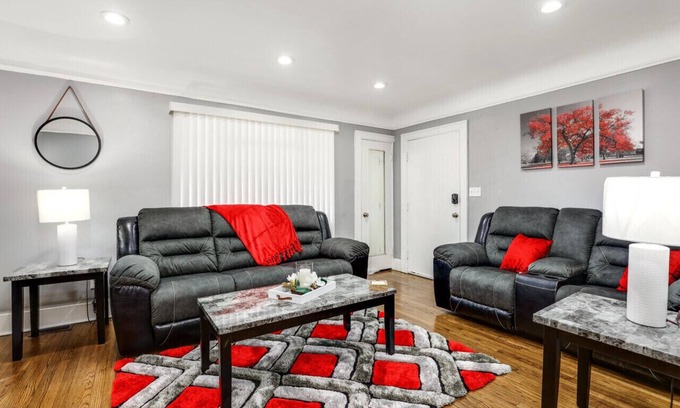 Grosse Pointe House | Comfy Modern and Cozy Queen Beds Free Parking