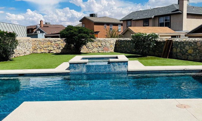 Biggs Field House | Comfy Oasis for Traveling Professionals-3BR+Loft,Pool,EVCharger