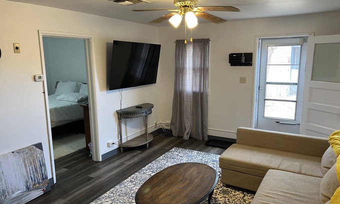 Winslow Apartment | Comfy Quiet 1bedroom apartment, close to DT Winslow