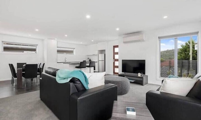 Warrane House | Comfy Villa Near Shops 10min CBD & Airport.