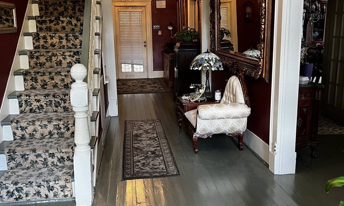 Bainbridge Bed & Breakfast | Commodore Bed & Breakfast / Commodore Suite