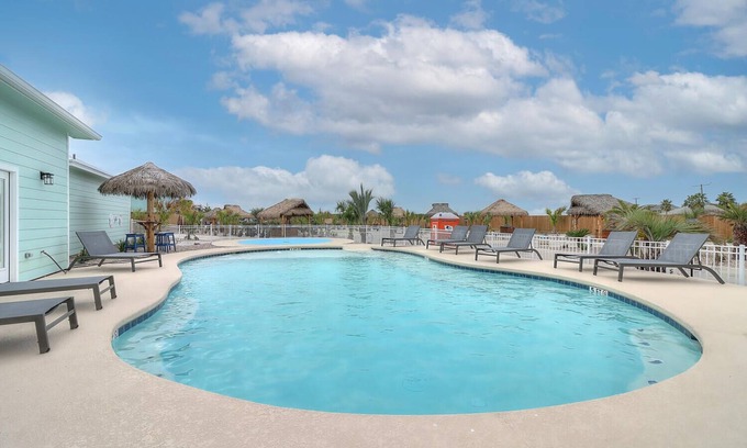 Port Aransas RV Rental | Community Pool, In Town, Dog Park, Fishing, Wifi, Laundry Room, Walking Paths