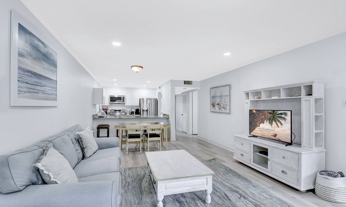 Palmetto Dunes Villa | Completely renovated, spacious villa right next to the beach w/pool access