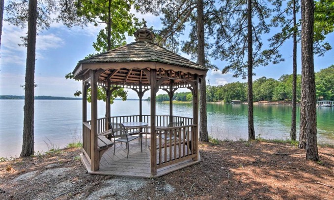 Salem Apartment | Condo on Lake Keowee with Resort Amenities and Pool!