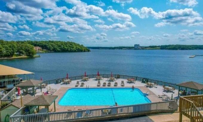 Lake Ozark Apartment | Condo with Indoor Pool and Hot Tub!