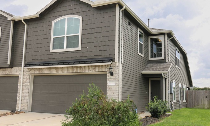 Barker House | Contemporary 3BR Home for 30+ Days