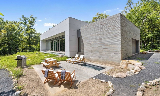 Wallkill House | Contemporary 4-BR Catskills Retreat w/plunge pool