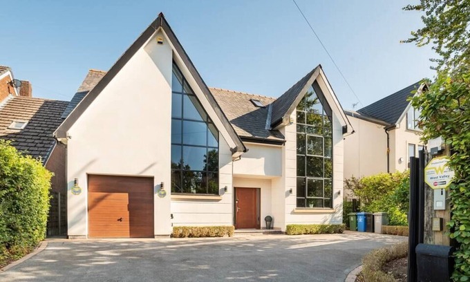 Trafford House | Contemporary 5 Bed all en-suite home