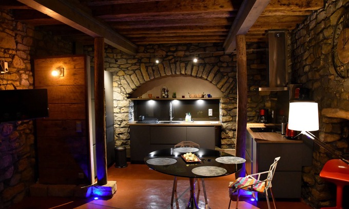 Arbois House | Contemporary cellar in the heart of Arbois KV'O37