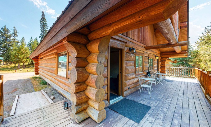 Lac Le Jeune Cabin | Contemporary, dog-friendly log cabin with private deck & full kitchen
