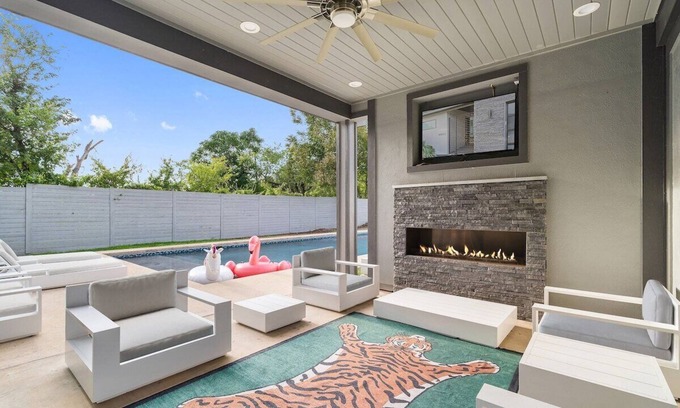 Dallas House | Contemporary Oasis| Pool-10 mins Lovefield Airport