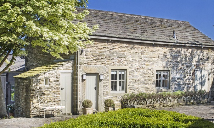 Chesterfield Cottage | Contemporary Style Cottage Within 10 Acres Of Private Gardens and Grounds