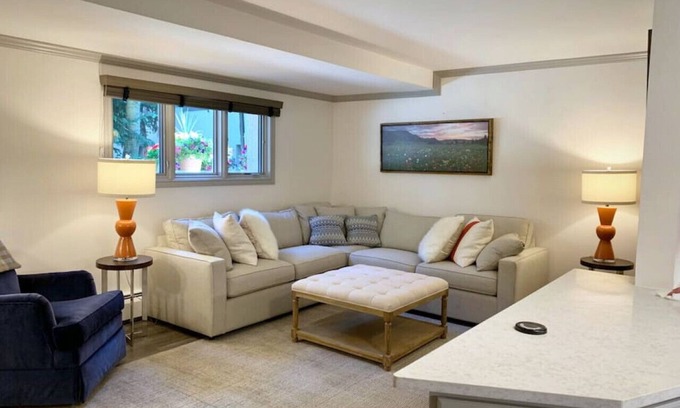 Vail Apartment | Convenience + Style! 2 Queen Beds, Walk Everywhere