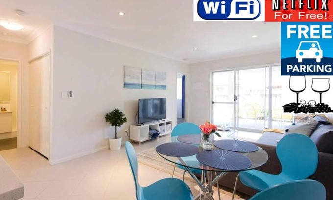 Ascot Apartment | CONVENIENT AIRPORT SUNNY GARDEN WIFI NETFLIX WINE