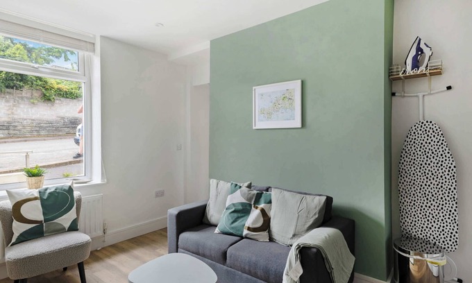 Old Trafford Apartment | Convenient and Modern 2 Bed Apartment in Saltash