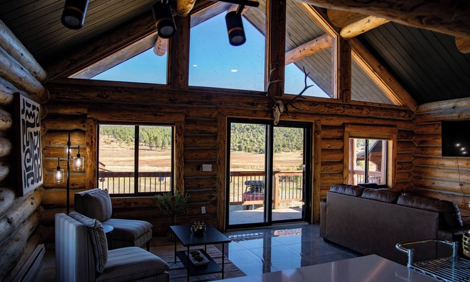 Mancos Cabin | Convenient and Peaceful 1-bedroom cabin on a ranch in Mancos with WiFi.