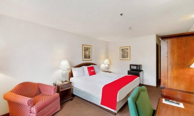 Portage Hotel | Convenient Location Near Lake Michigan Beaches + State Park Trails
