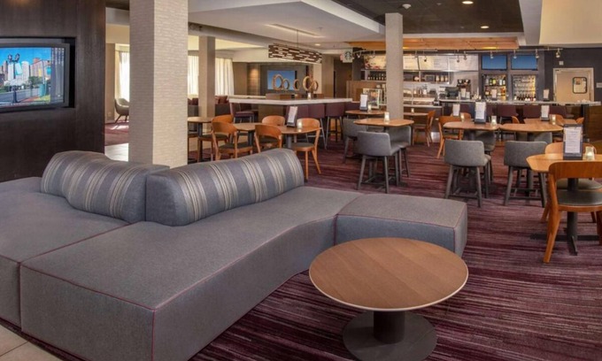 Newark Hotel | Convenient Stay in Delaware! Free Parking, Pool, Pets Allowed