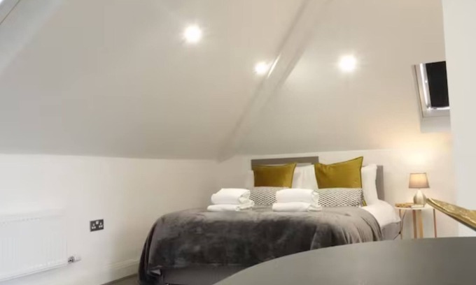 London Borough of Hounslow Apartment | Convenient Studio Flat Near Heathrow Airport Free Parking, 1 King & 1 Single Bed