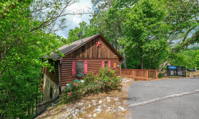 Sevierville Cabin | Convenient to Dollywood and Dolly Splash Country Family Cabin Rental- Hot Tub-Swimming Pool Access