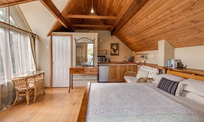 South Hobart Apartment | Converted Sandstone Stable Self-contained studio