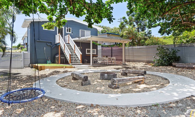 Lammermoor House | Cooee Bay Beach House Sleeps 10 walk to beach -Yeppoon