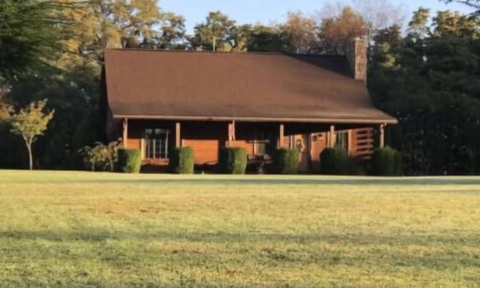 Ohiopyle House | Cooley’s Cottage is a beautiful log home with a hot tub!