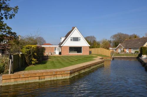 Hoveton House | Coots - beautiful property in the heart of Wroxham sits on the waterside