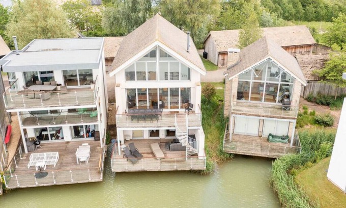 Cirencester House | Corinium Lodge - HM20 - HOT TUB - Lakeside Spa Property