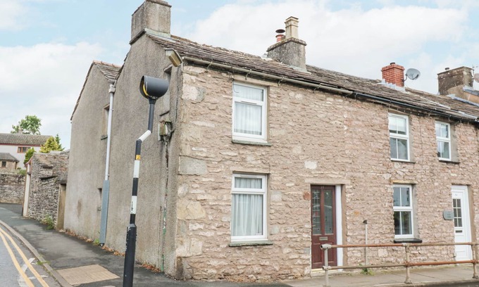 Kirkby Stephen Cottage | CORNER COTTAGE, pet friendly, with a garden in Kirkby Stephen