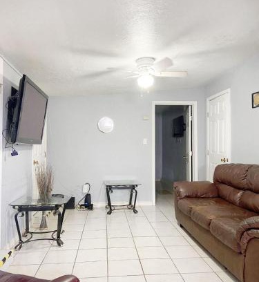 El Paso Apartment | Corner Gem Near Yarbrough Zaragoza I10 unit 1