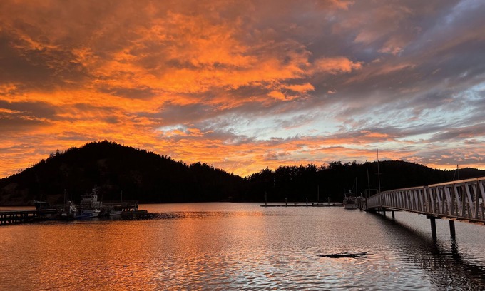 Oak Harbor House | Cornet Bay home at Deception Pass State Park, 100 ft to beach, huge yard pets ok