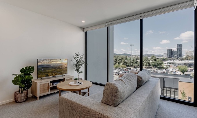 Phillip Apartment | Cosy 1-Bed with Pool, Gym and Secure Parking