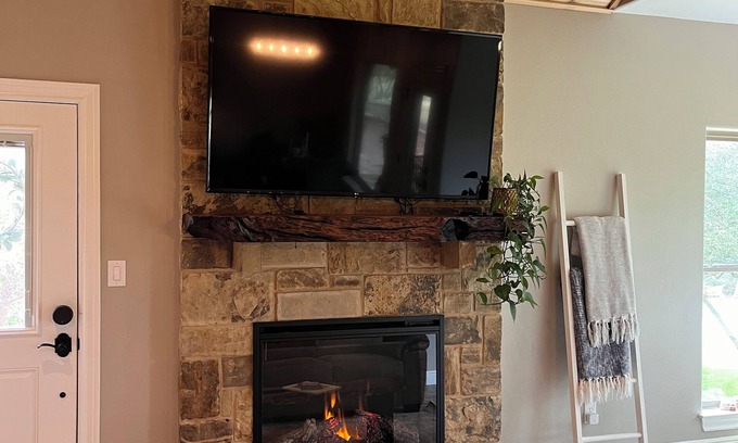 Kerrville Cottage | Cosy 1-bedroom cottage with spring-fed creek and spectacular views