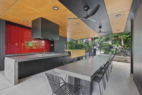 Bowen Hills Apartment | Cosy 2-Bed with Pool Bbq Area and Secure Parking