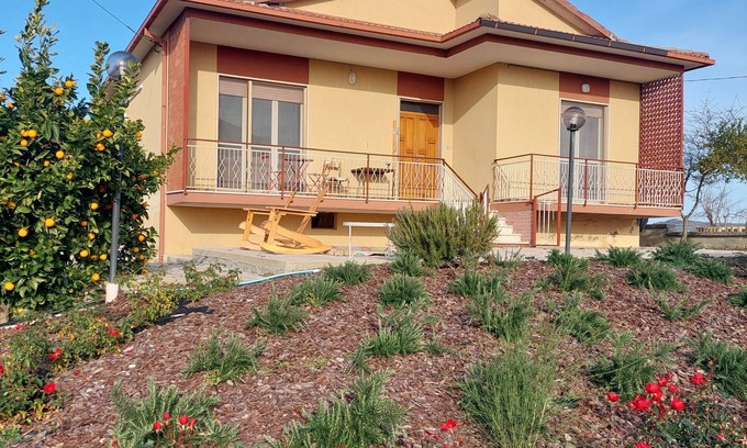 Elice House | Cosy 2 BR in Abruzzo with spectacular 360 degree views, AC, 25 min to Adriatic